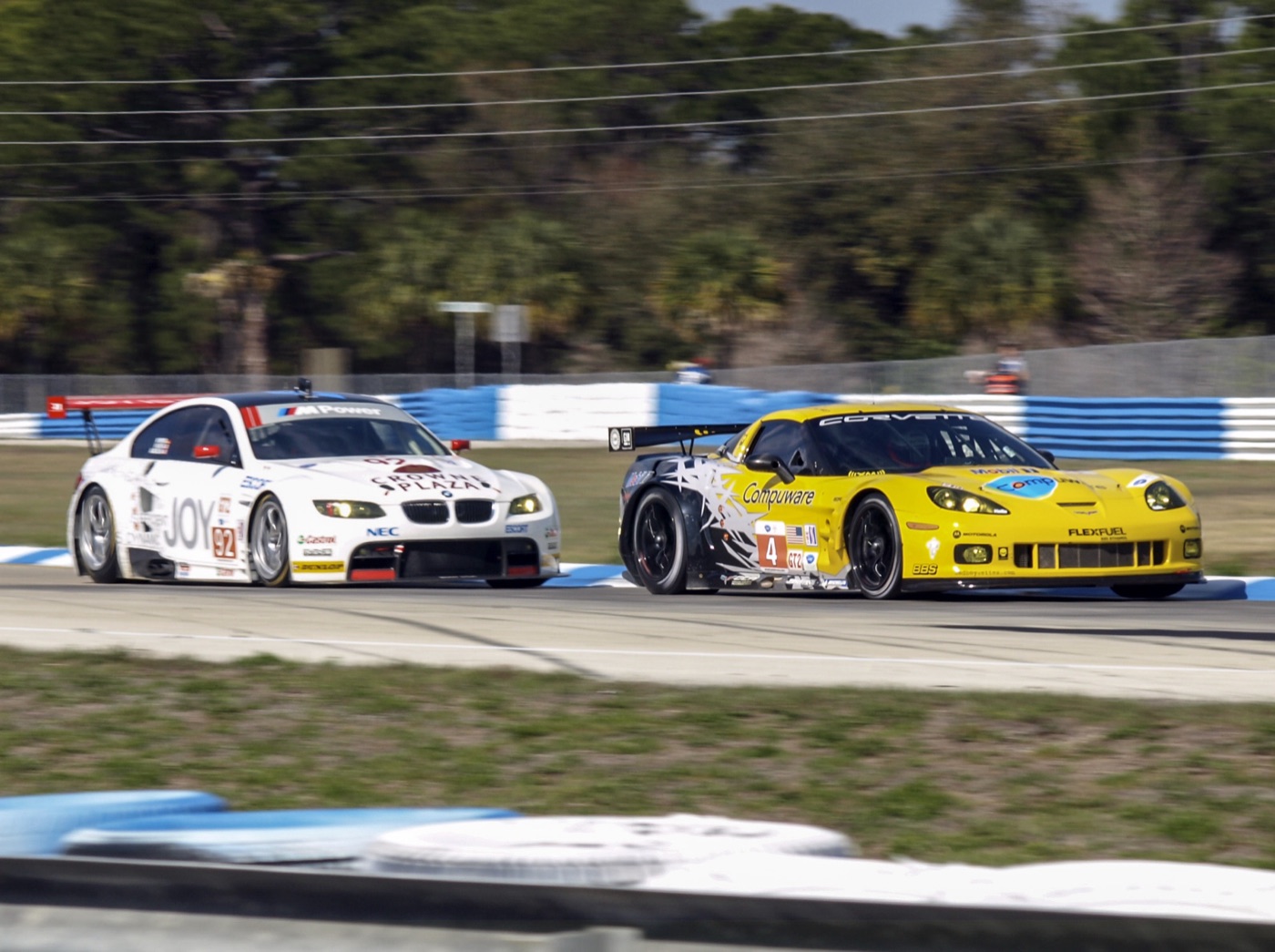 White BMW M3 GT2 number 92 alongside a yellow Corvette C6.R number 4 on the Sebring circuit