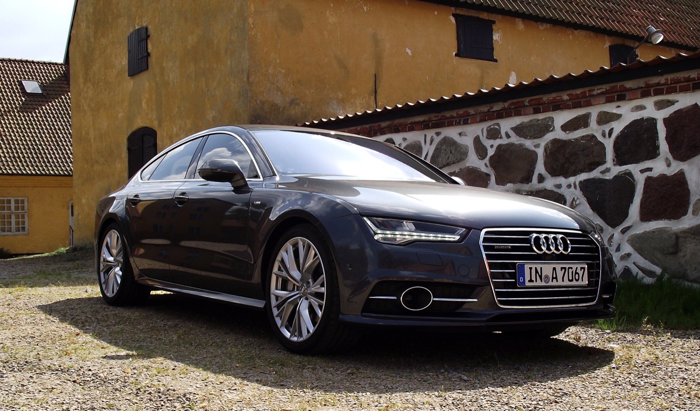 Daytona grey facelifted Audi A7 Sportback 3.0 TDI competition with LED headlights, low front three-quarter view
