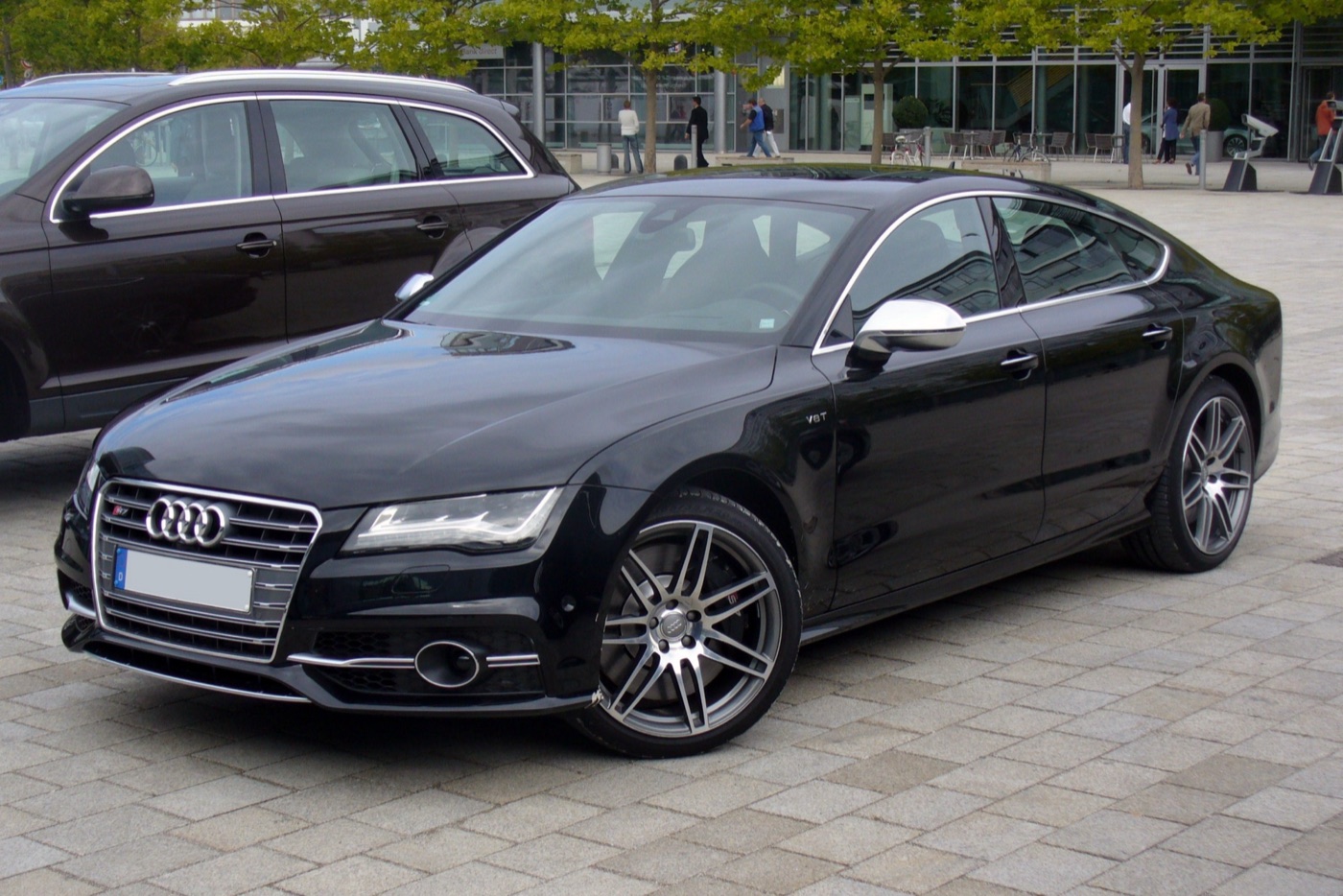 Black pre-facelift Audi S7 4.0 TFSI with silver door mirrors, front three-quarter view