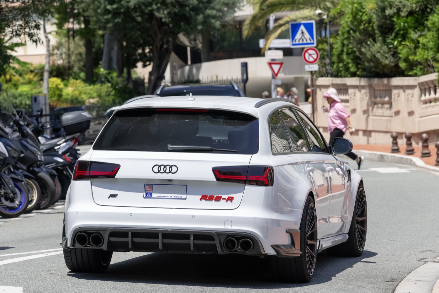 White ABT RS6-R based on the Audi RS6 C7, seen from the rear with RS6-R lettering and four tailpipes
