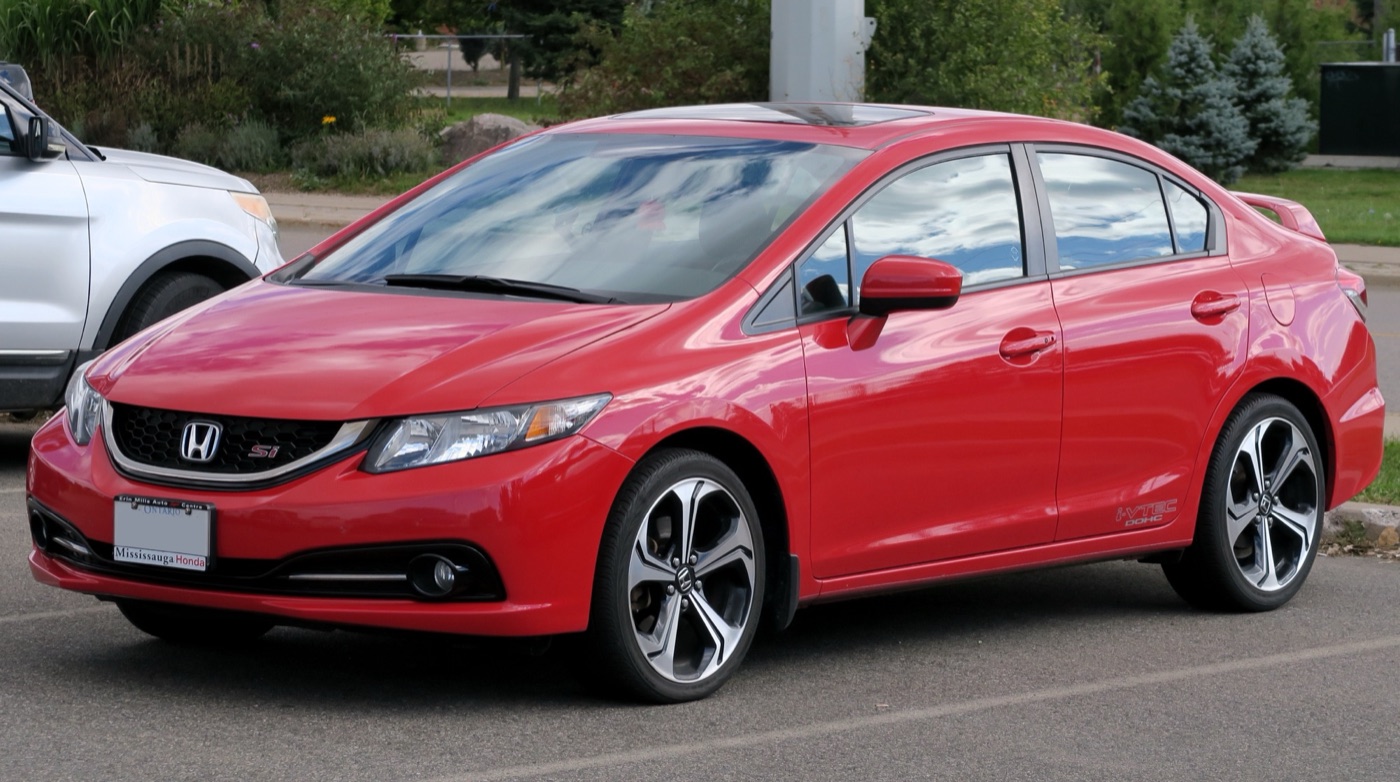 Red 2014 Honda Civic Si saloon with the restyled grille, Si badge and 18-inch alloy wheels