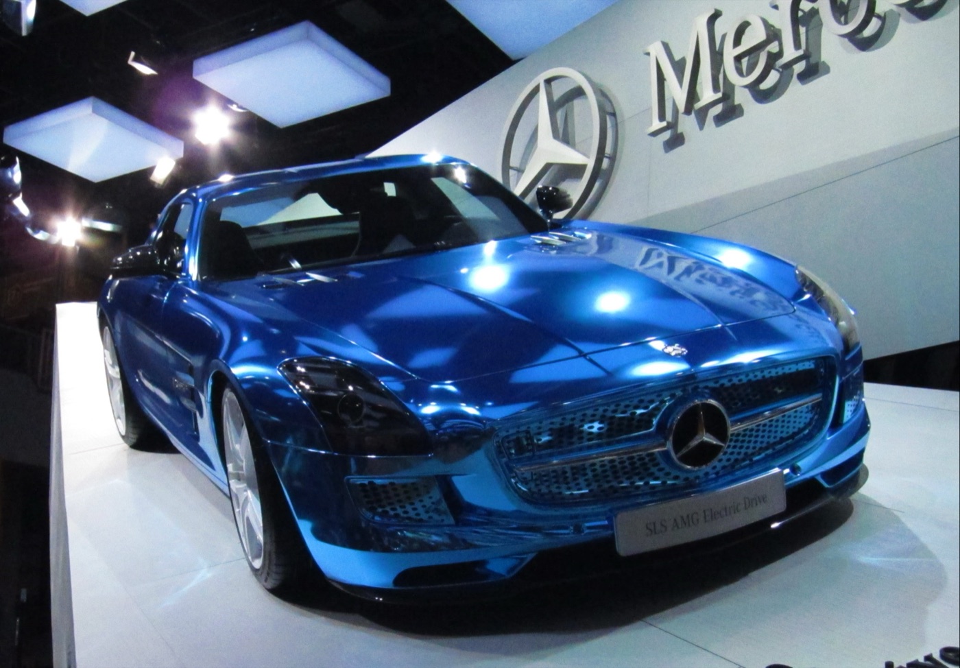 Chrome-blue SLS AMG Coupé Electric Drive on the Mercedes stand at the Paris motor show