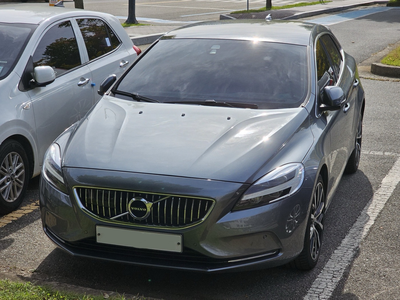 Osmium Grey facelifted Volvo V40 T5 Inscription with a chrome vertical-bar grille and LED headlights, parked in a car park