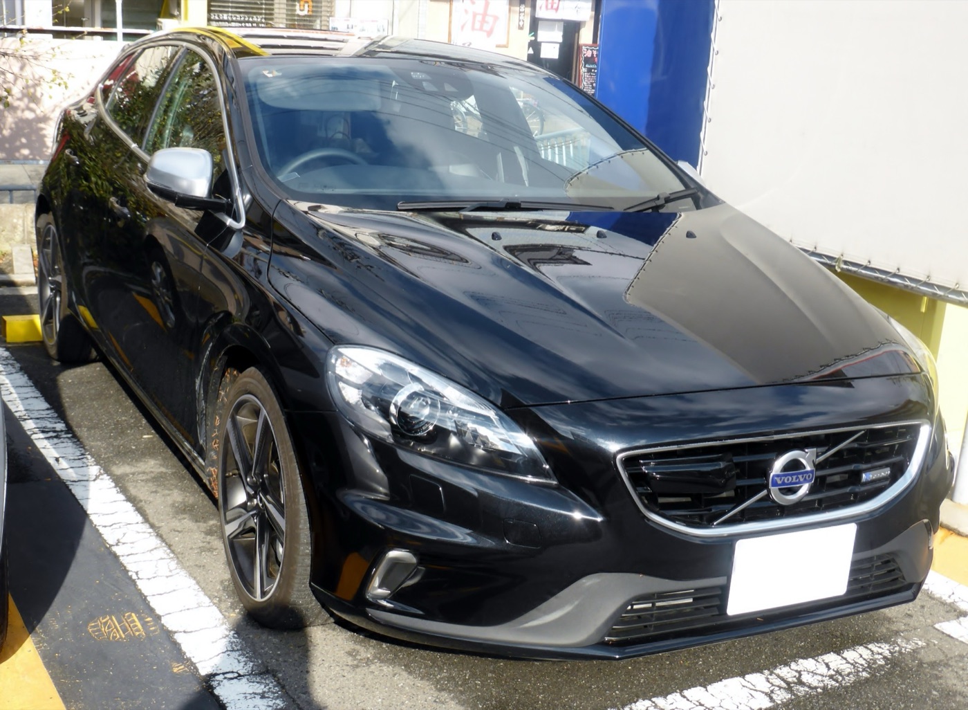 Black pre-facelift Volvo V40 T5 R-Design with a gloss black grille, R-Design badge and dark five-spoke alloy wheels